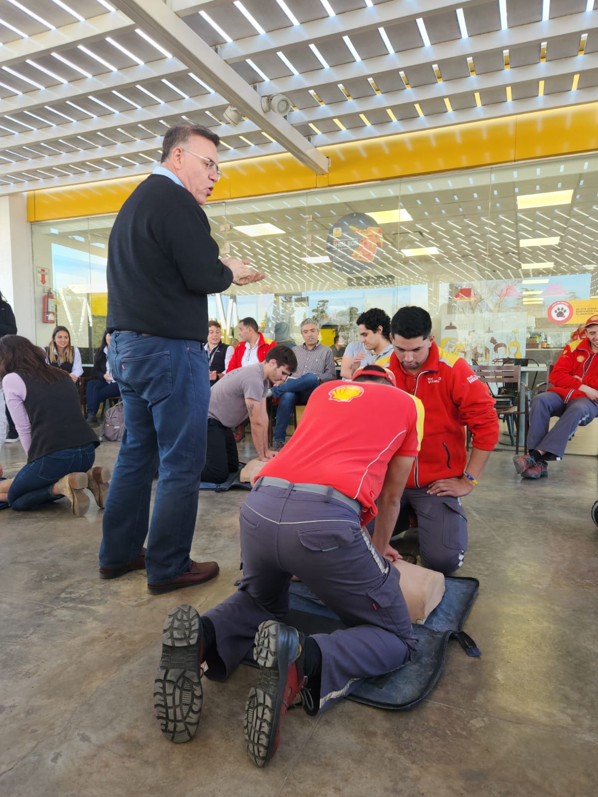 Capacitación de primeros auxilios y RCP en estación de servicio