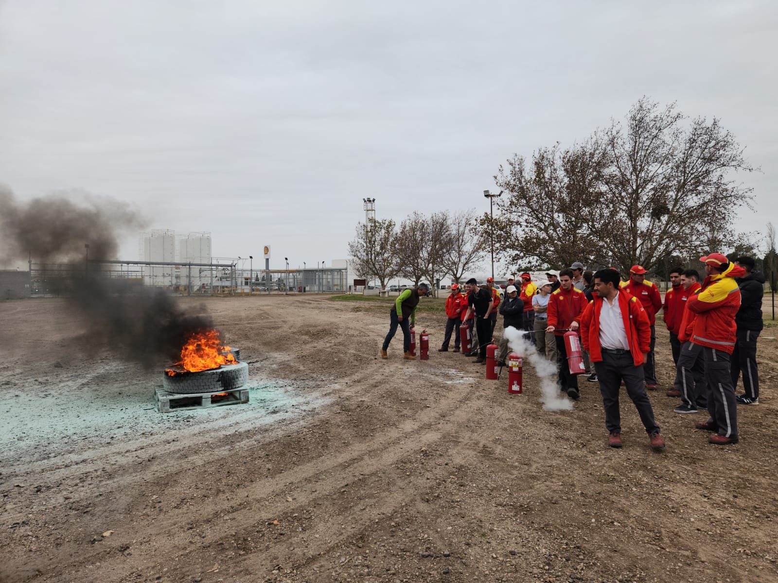 Simulacro de uso de extintores contra principio de incendio
