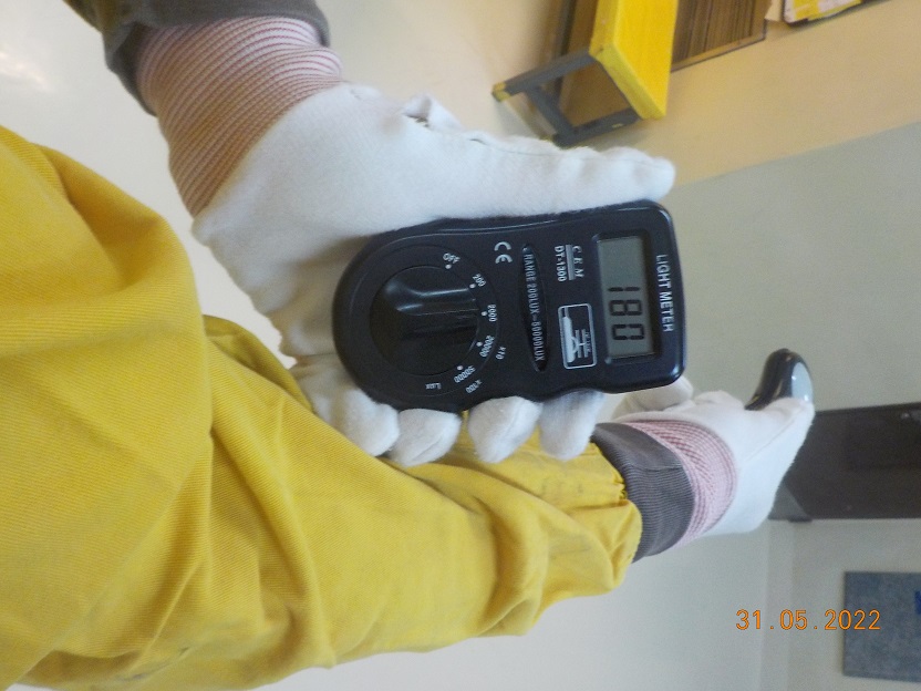 Medición de iluminación con luxómetro en puesto de trabajo